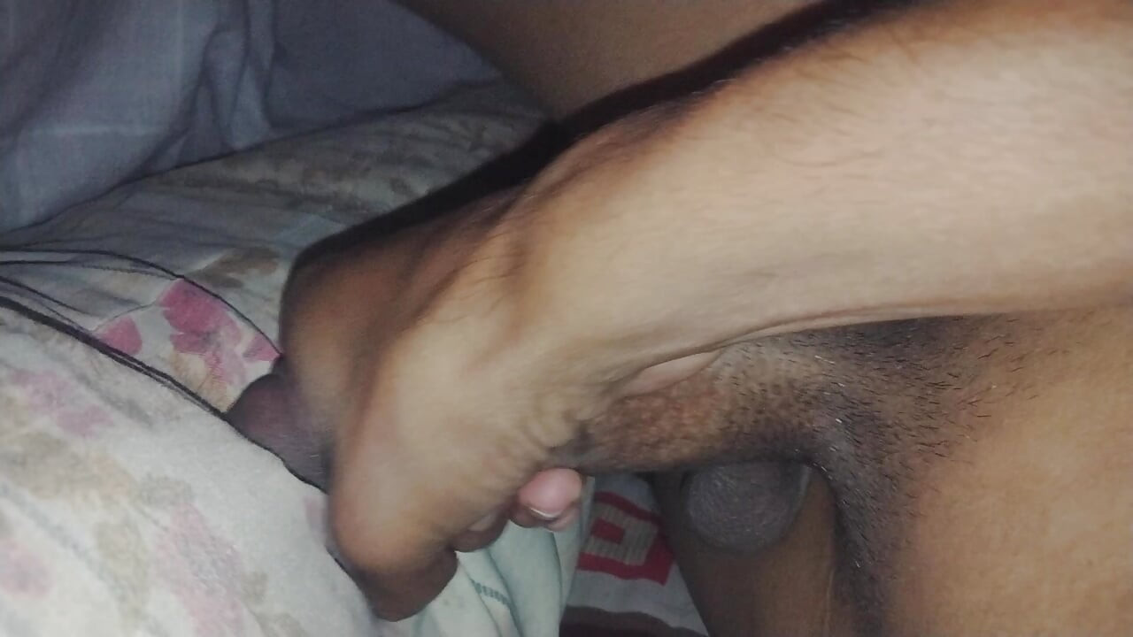 الاستمناء المتشددين مع وسادتي.  إنه قوي للغاية وزب كبير.