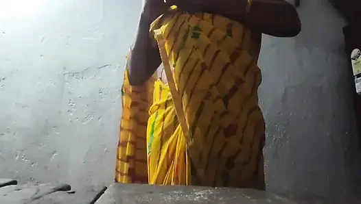 Video seks pasangan cantik India dengan kain sosis kuning dalam video seks hindi wanita seksi