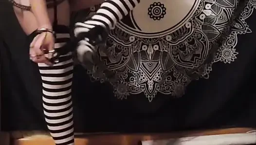 Sevimli gotik kız oyuncağını sikiyor