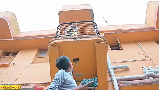 Hintli kadın balkondan sütyen atıyor! Yenge seks