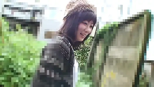 Hevesli bir Japon gençle oynuyor