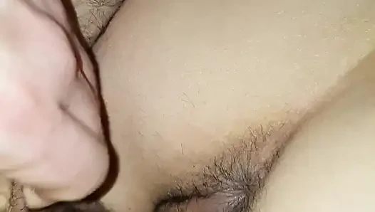 Doggy dengan penis dan ibu jari di vagina