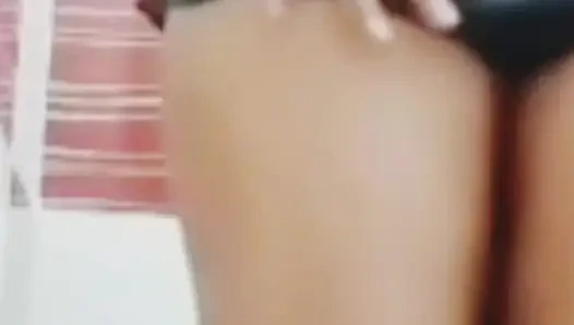 Indisches desi-dorfmädchen beim masturbieren beim baden erwischt
