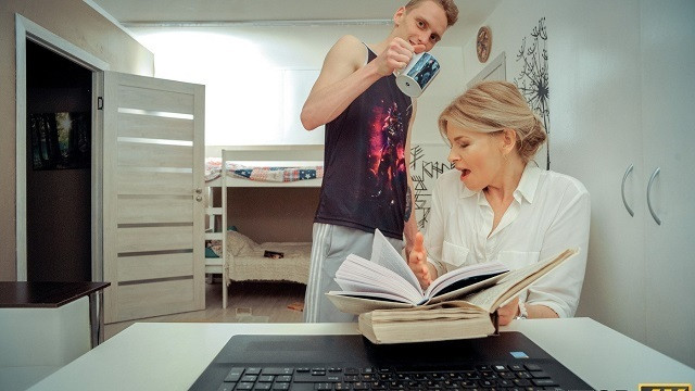 Tutor4k. хитрий учень використовує чай, щоб спокусити і трахнути