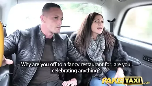 Fałszywa taksówka napalona francuska żona dzieląca taksówkę na tylnym siedzeniu w trójkącie