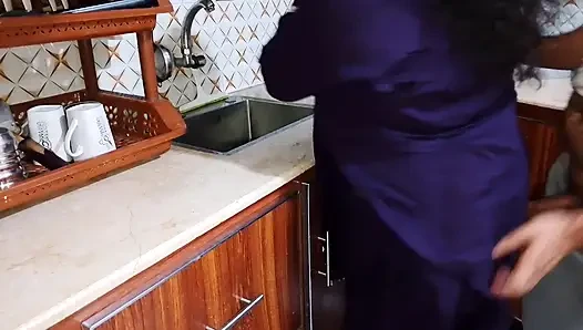 Индийский муж занимается сексом со своей женой на кухне