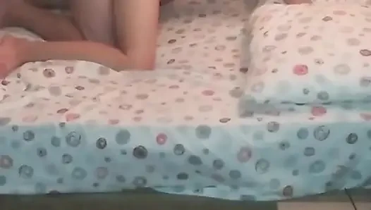 Kocam uzaktayken beni banyoda sikmesine izin verdim.