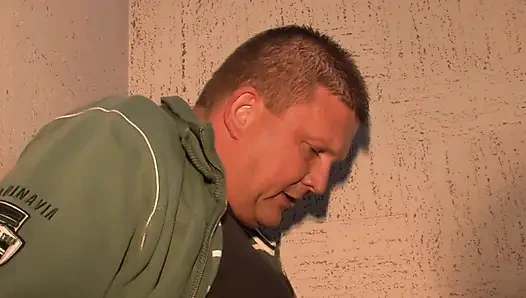 Geile reife schönheit fingert ihre nasse muschi mit älterem liebhaber