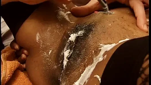 Kurvige MILF wird gefingert und mit tropfendem creampie gefüllt