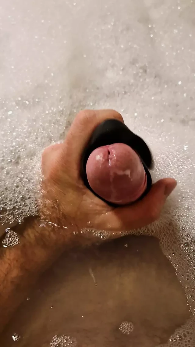 play with my vibrator toy in the bath.