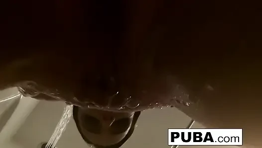 Büyük memeli Natasha eğlenceli ve seksi bir siyah ışık videosu çekiyor