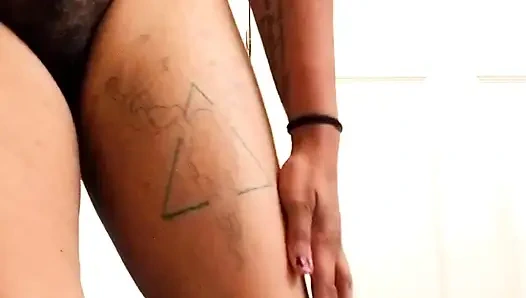 Genç sürtük kendisiyle oynuyor