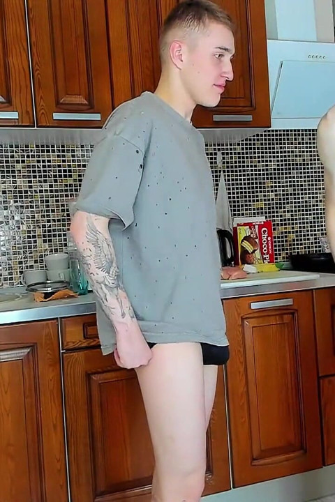 Jestem super napalona ssanie jego 18-letniego penisa!