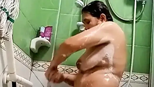 Morgen video-sex während eines bades meiner frau, sie liebt es so sehr, dass sie orgasmus hat