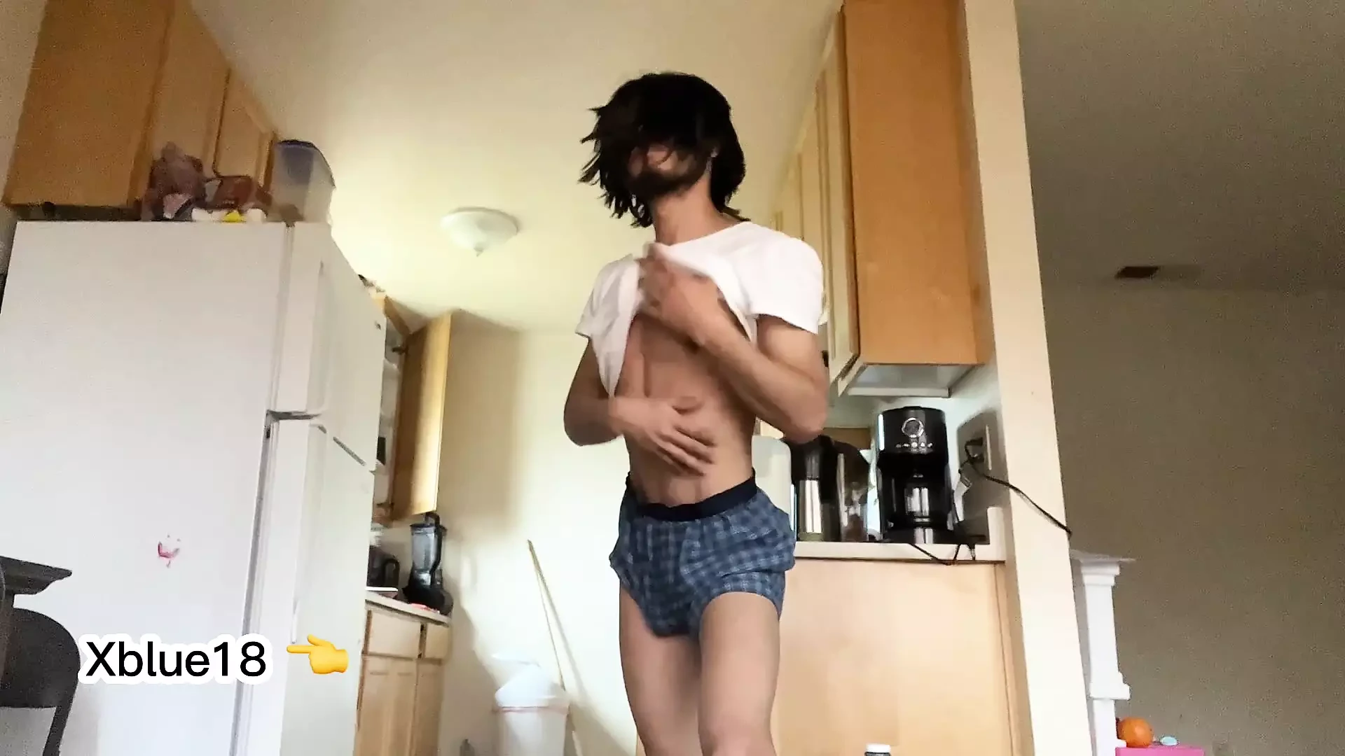 섹시한 몸매와 거대한 자지를 가진 핫한 청년