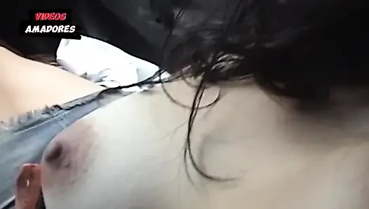 Novinha zog sich im lkw aus, um ihr für eine fahrt zu danken