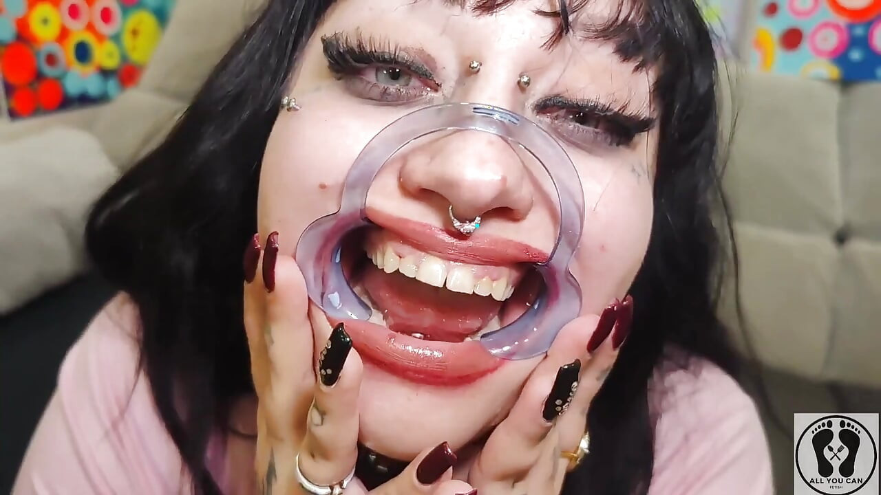 Bimbo Curvy Girl Mouth Tongue Fetish