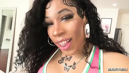 Siyah-tgirls pembe üstlü zenci trans kadın bacaklarını açıyor ve yatakta mastürbasyon yapıyor