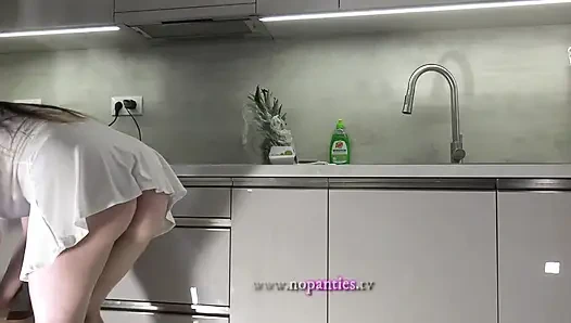 Большие сиськи, большая задница все натуральные, красивая студентка в прозрачном белом платье светит ее длинными ногами и трусиками