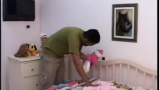 Похотливой крошке-брюнетке захлопнули ее сочную киску