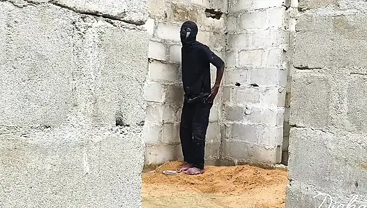 Zenci sümüklü beli tamamlanmamış bir binanın duvarına sikiliyor