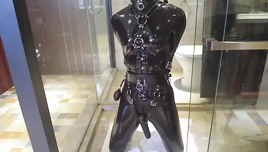 Mz20 - gadis dengan baju lateks dikunci di ruangan kaca