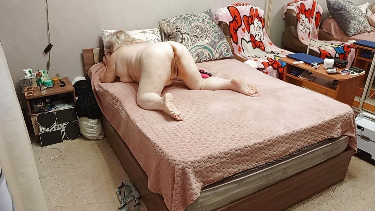 Um vizinho com uma bunda grande e uma boceta peluda recebe um orgasmo com masturbação