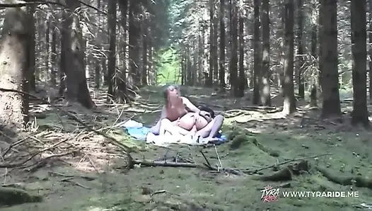 Adegan dan hutan cewek rambut pirang dengan penutup mata dengan lingerie merah
