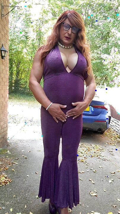 Crossdresser seksi Kellycd2022 dalam pakaian kucing ungu dan tumit