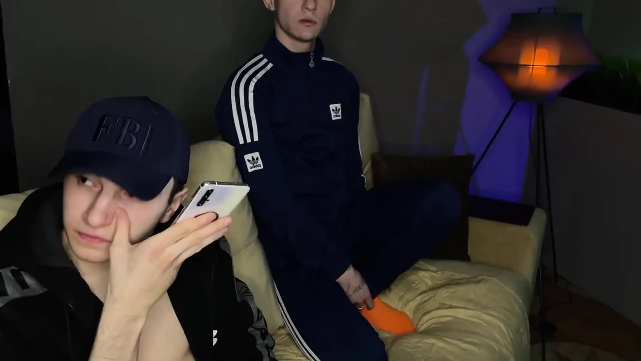 香港的Twwink在父母不在家的时候玩3P