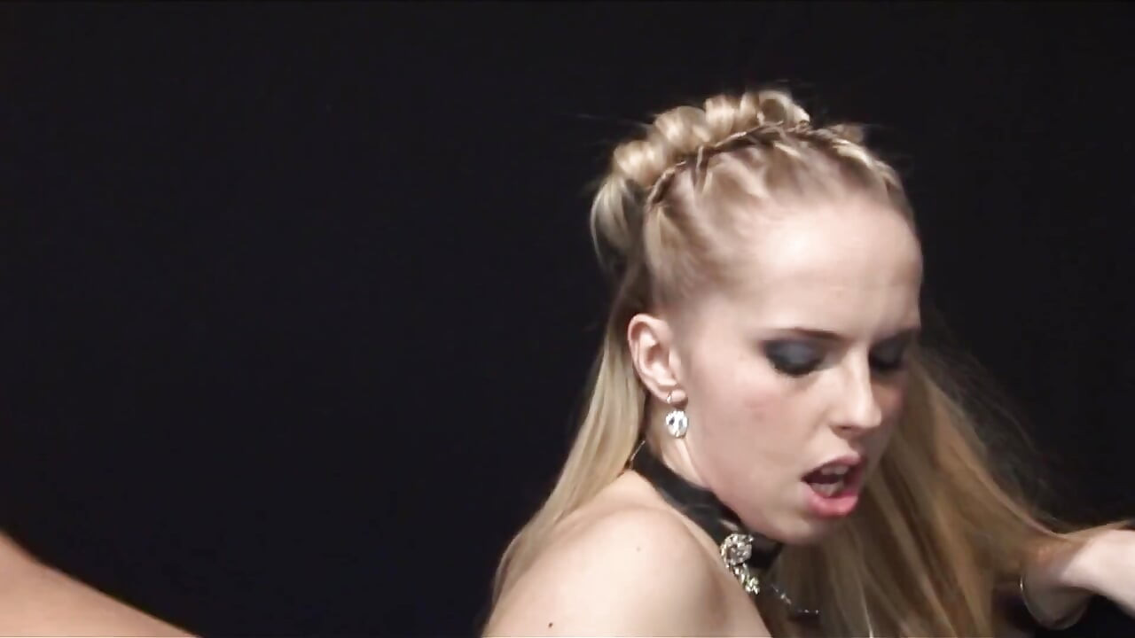 Blond suka w pończochach lubi seks przy samochodzie, a następnie na kanapie