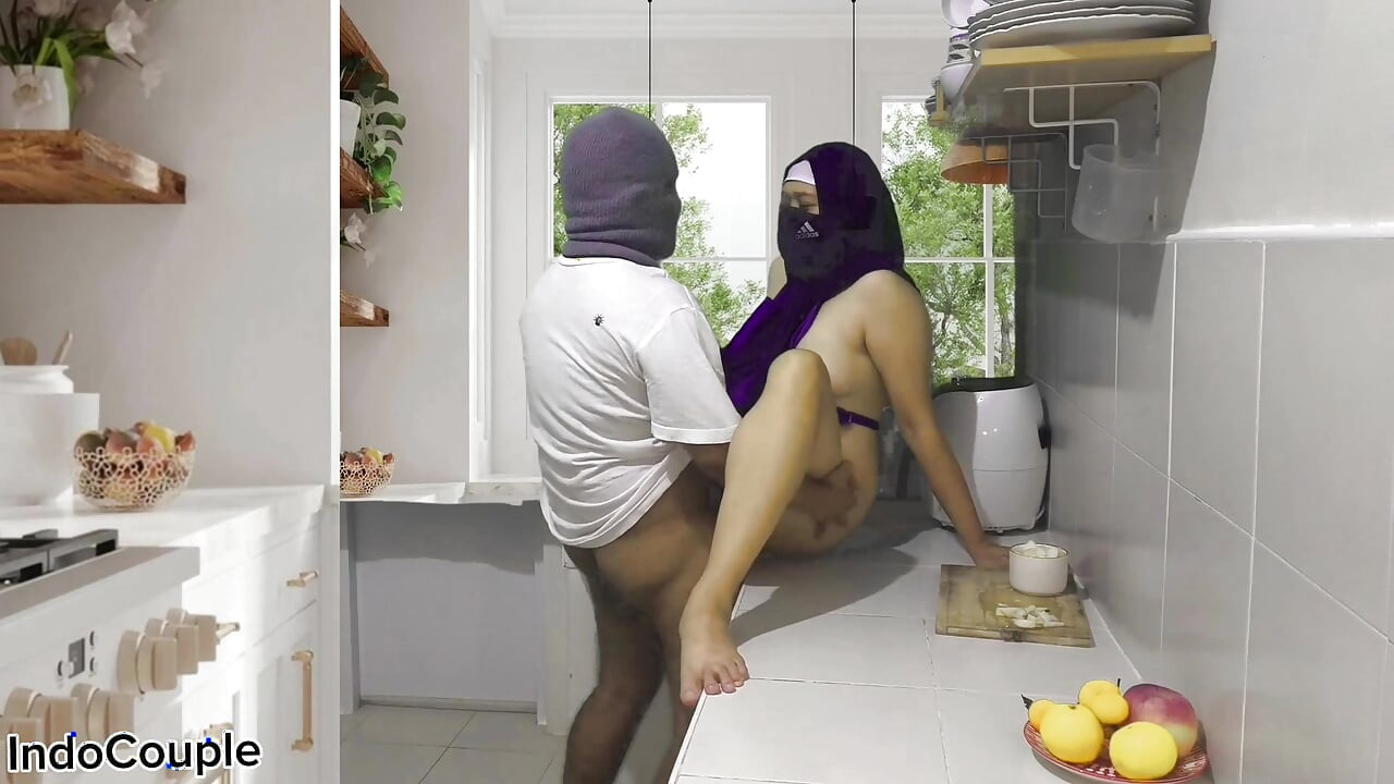 Istri hijab indo viral memasak di dapur saudara tiri masuk dan menidurinya dengan keras