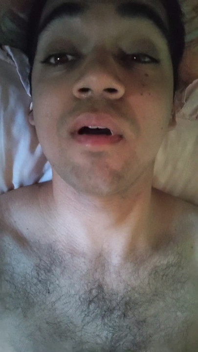 Hairy twink wanks and shows his body