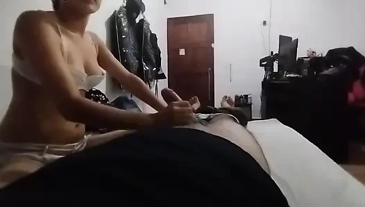 Ich liebe es, wenn mein nachbar mich lutscht und meinen ganzen schwanz schluckt