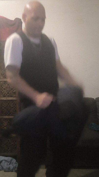 Jou si hraje s hračkou