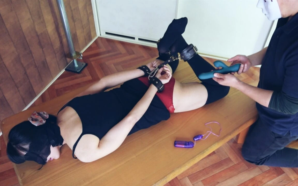 나는 그것을 스스로 멈출 수 없다. 바이브레이터 자위 구속 왼쪽