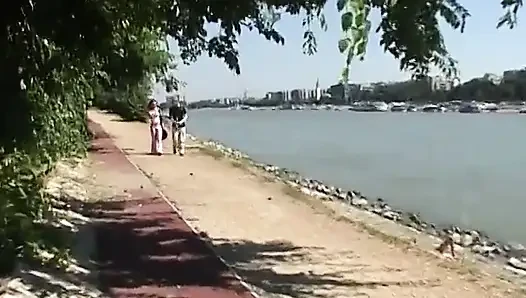 Azgın adam ve sürtük esmer açık havada sert sikiş seansı yapıyor