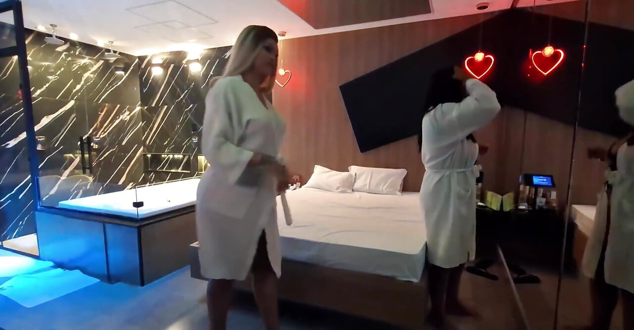 Încălzire la motel: Nicoly și blonda trans dansează și tachinează!