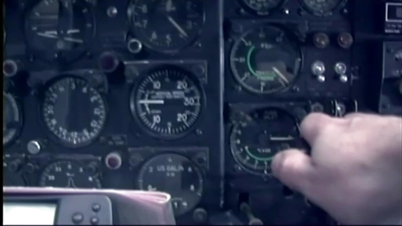 Tajni agent inkognito prima lijep kurac u guzicu