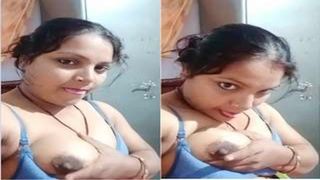 Une bhabhi desi excitée se fait sucer les seins