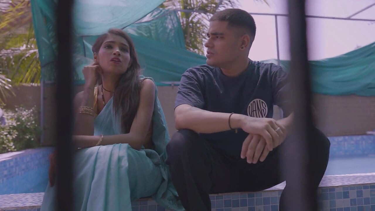 Sexy štíhlá Bhabhi svádí svým devarem, když byla sama seděla na balkóně
