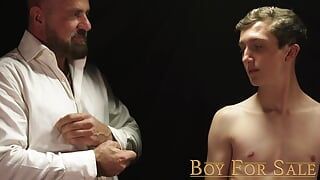 BoyForSale Rich DILF Felix Kamp recebe lindo gêmeo suave para gozar duas vezes
