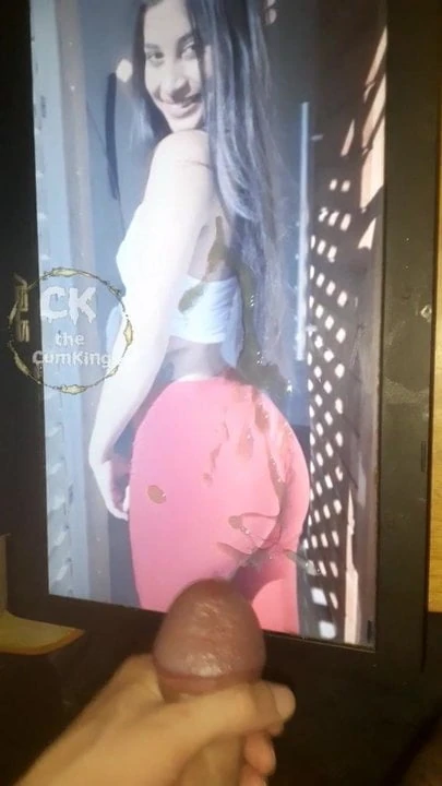 Acabada en el culo de hermosa morochita