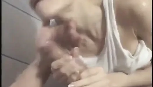 Kyra tyelar si cewek nakal lagi asik muasin memeknya pakai dildo di kamar mandi air dingin