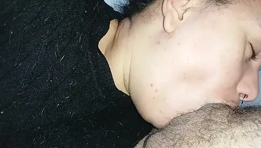 Güne küçük ağzının içinde bir yarak özlemi ile başlıyor