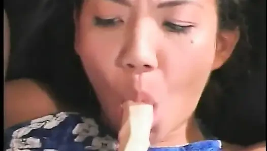 Pelacur mungil seksi ngentot kontol di sofa sambil ngusap itilnya pakai vibrator