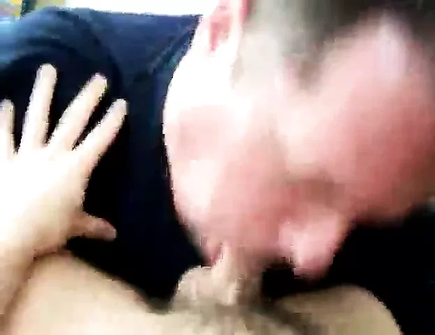 Lycklig kille sväljer en gejser av sperma