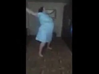 Мачеха-толстушка танцует