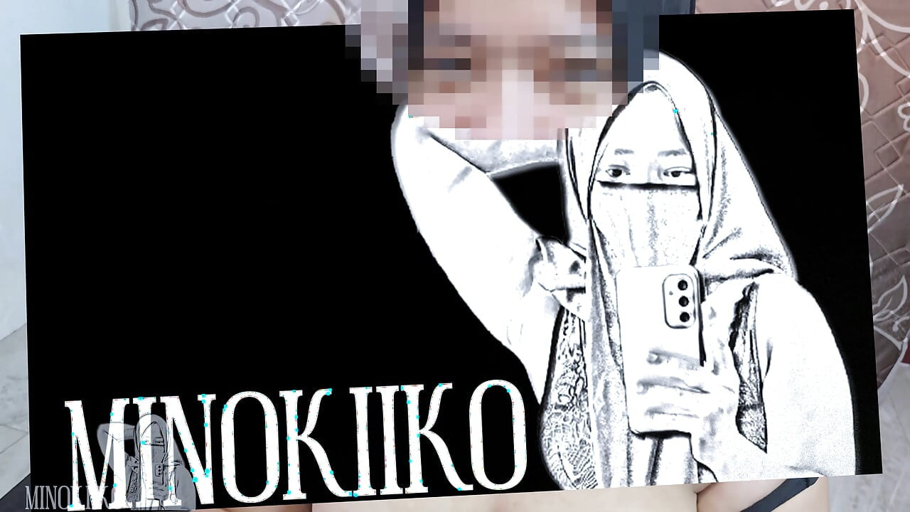 Κολεγιακό κορίτσι με μαντήλα γαμάει τα βυζιά της σε άγνωστο άντρα που κρυφοκοιτάζει την εκπαίδευσή της