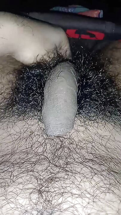 Pula neagră masturbându-se cu păr lung